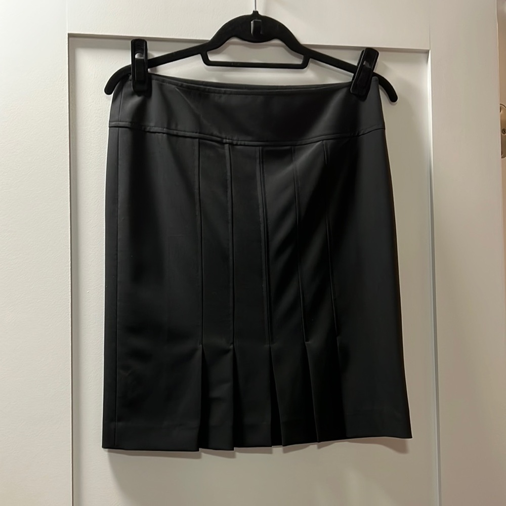 Theory Pleat hem pencil skirt size 4 black